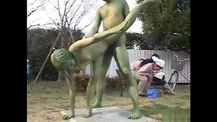 Des statues de jardin japonaises vertes font l'amour en public