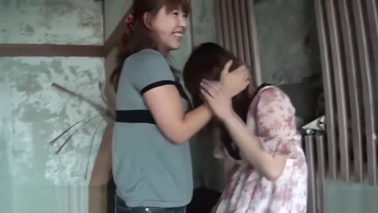 Lesbiennes japonaises qui urinent