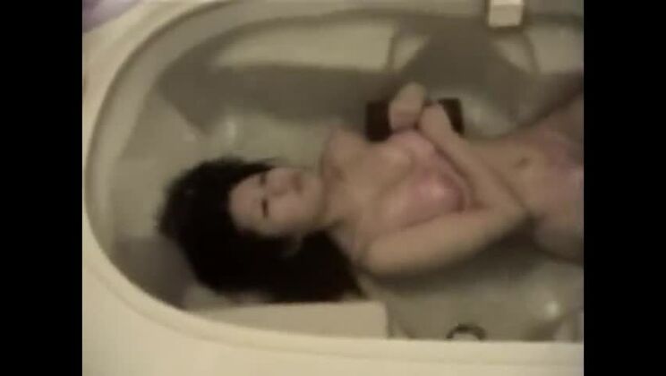 Découvrez cette salope japonaise dans ce clip JAV fétichiste et excitant, c'est incroyable !