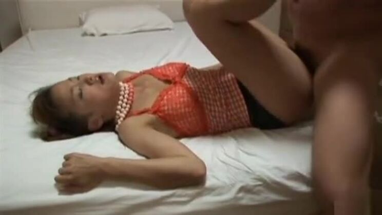 Seira Takahashi, une adorable poupée asiatique, a une chatte lisse et juteuse.